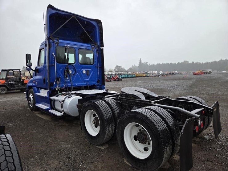 2017-freightliner-cascadia-3-axle-truck-tractor-image-7