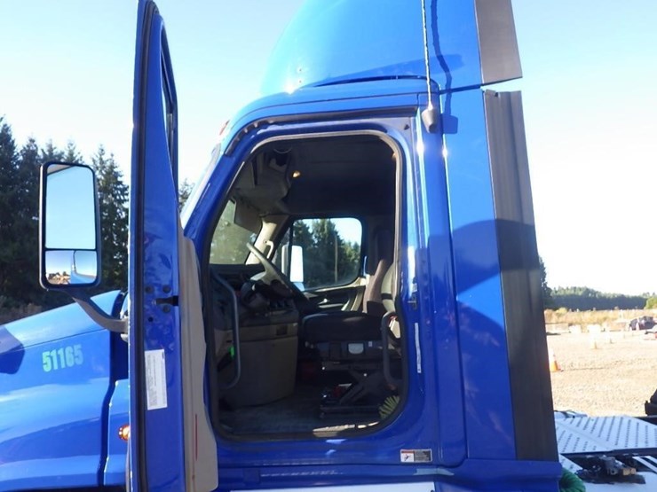 2017-freightliner-cascadia-3-axle-truck-tractor-image-27