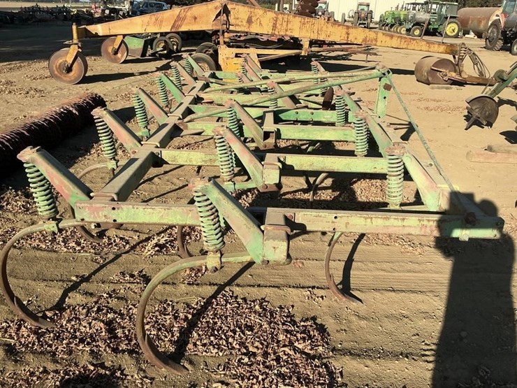 john-deere-1600-17'-3-pt-vibra-shank-chisel-image-6