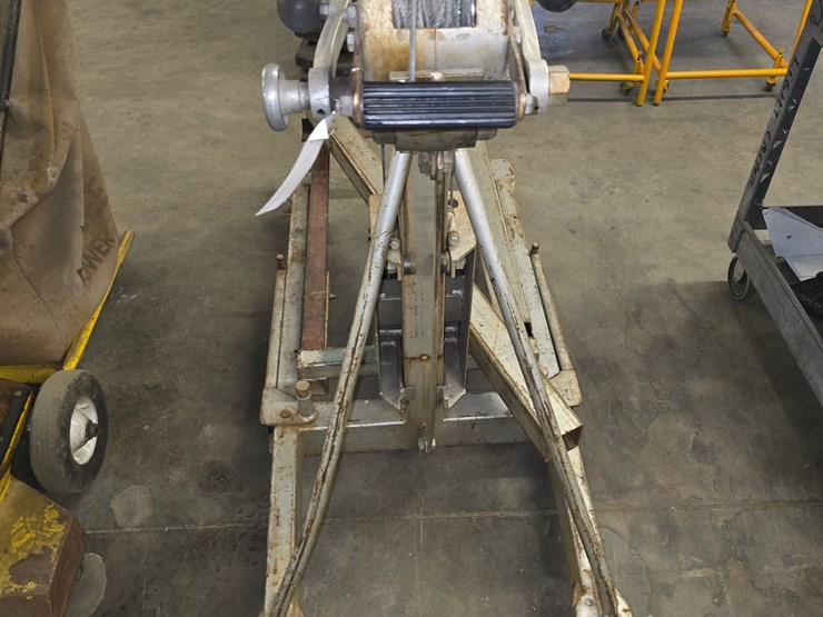 #30-•-vermette-10-12a-manually-operated-lift-cap-/-1,000-lbs.-/-center-load-image-3
