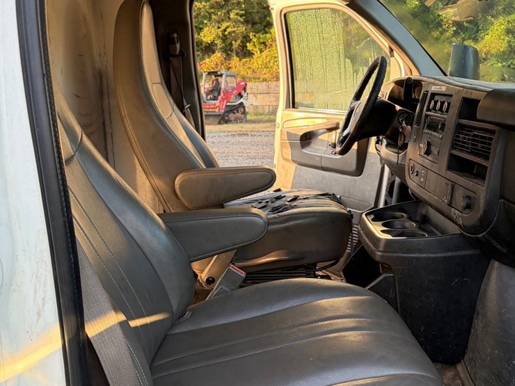 #4554-•-2015-chevrolet-express-work-van-image-19