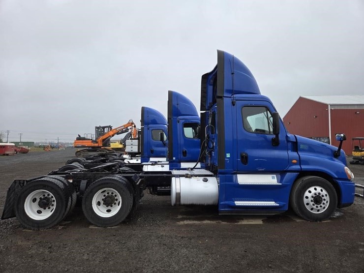 2017-freightliner-cascadia-3-axle-truck-tractor-image-4