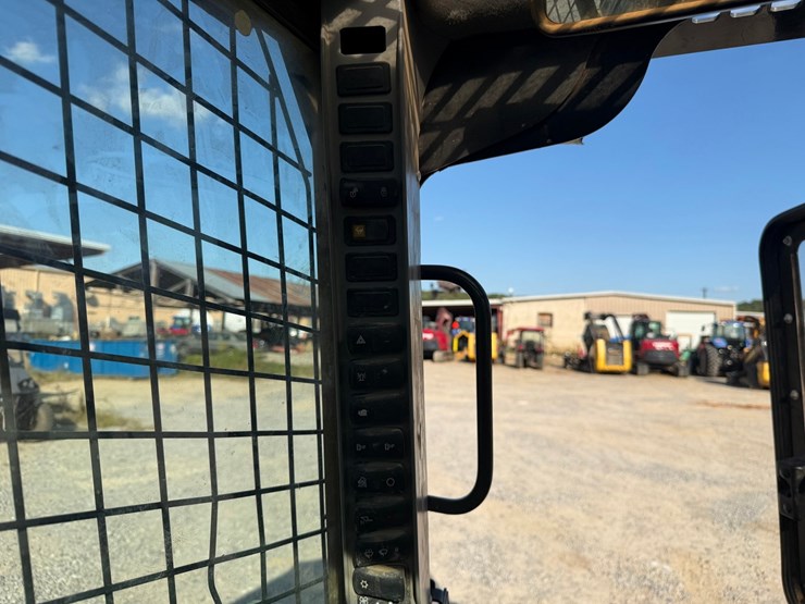 #4093-•-2023-new-holland-c334-tracked-skid-steer-image-48
