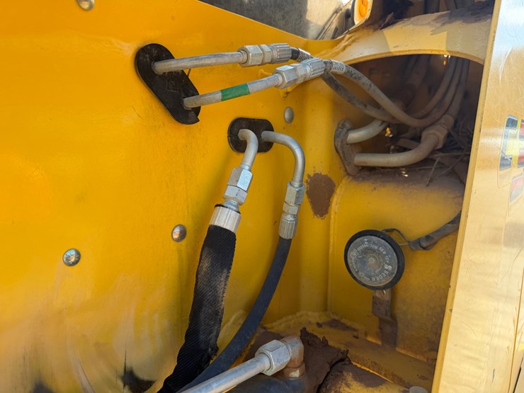 #4093-•-2023-new-holland-c334-tracked-skid-steer-image-23
