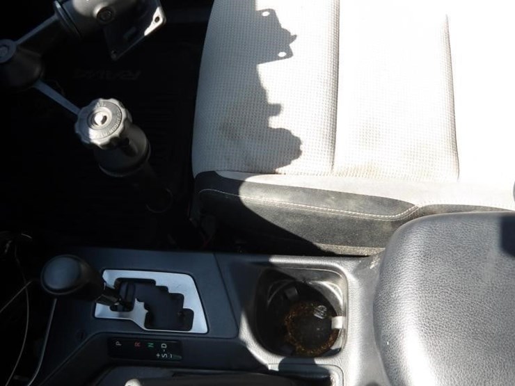 2016-toyota-rav4-xle-image-19