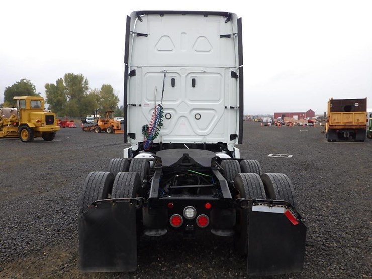 2019-freightliner-cascadia-3-axle-sleeper-truck-image-4