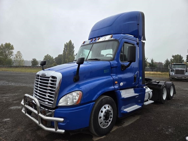 2017-freightliner-cascadia-3-axle-truck-tractor-image-1