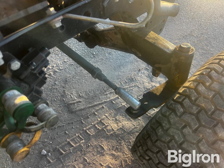 john-deere-x700-lawn-tractor-image-16