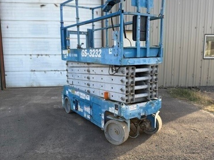 2011-genie-gs-3232-scissor-lift-image-15