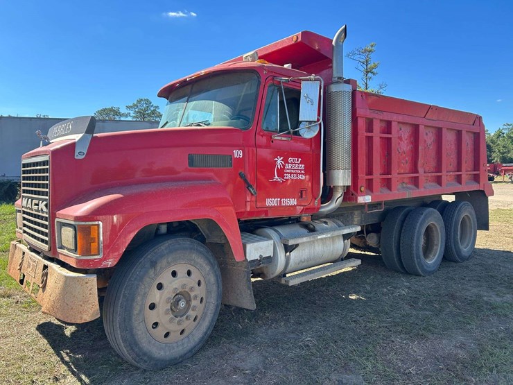2001-mack-ch613-dump-truck,-465,903-miles-image-1