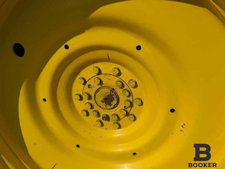 2011-john-deere-8335r-tractor-image-32