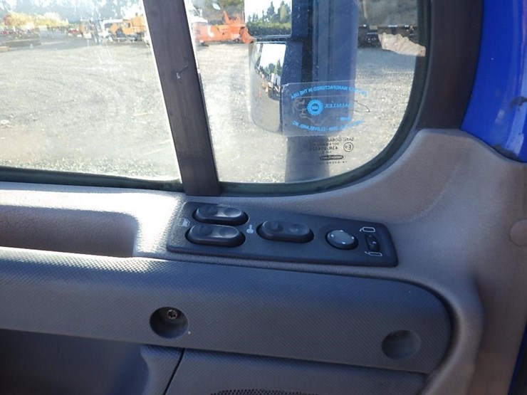 2017-freightliner-cascadia-3-axle-truck-tractor-image-30