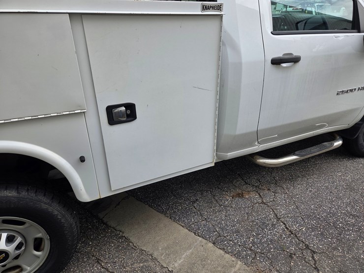 #6-•-2022-chevrolet-2500-service-truck-/-vin:-1gbowle71nf140105-/-68.050-image-15
