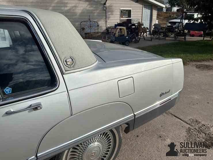 1990-cadillac-fleetwood-4-door-car-image-16