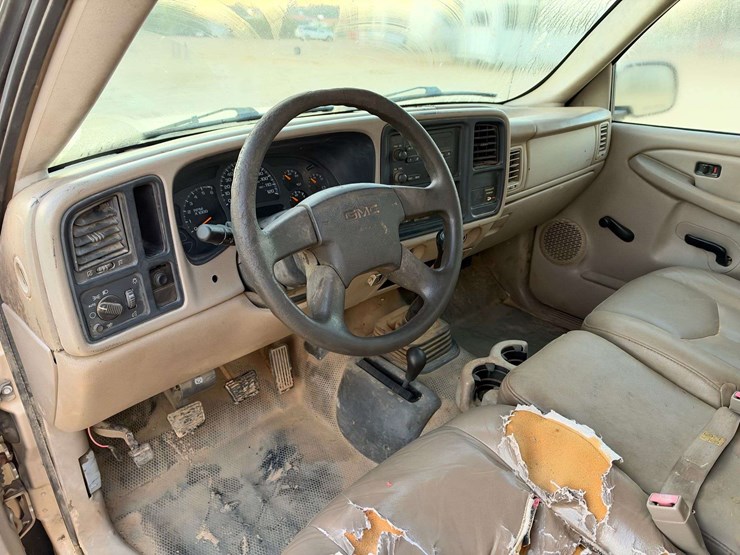 2004-gmc-sierra-1500-2-door-regular-cab-4x4-pickup-truck-image-11
