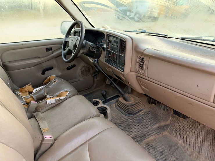 2004-gmc-sierra-1500-2-door-regular-cab-4x4-pickup-truck-image-17