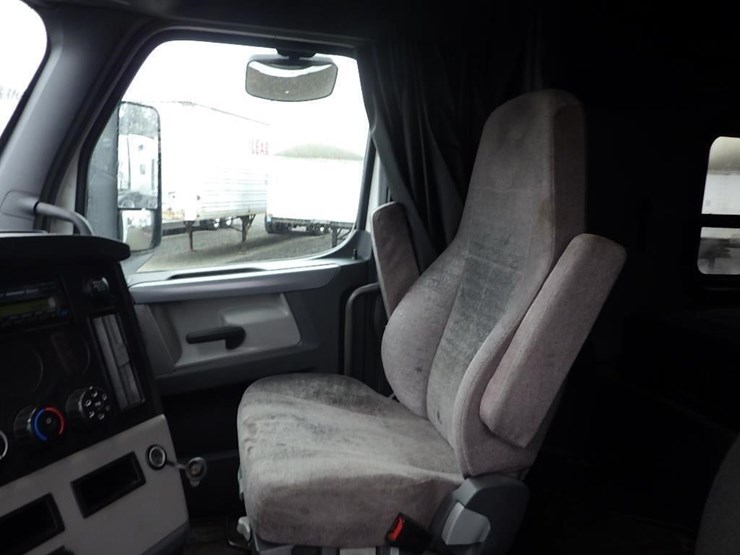 2019-freightliner-cascadia-3-axle-sleeper-truck-image-29