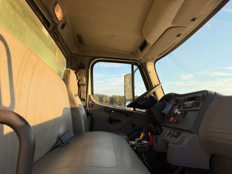 2012-freightliner-m2-tandem-axle-dump-truck-(96,351-actual-miles)-image-16