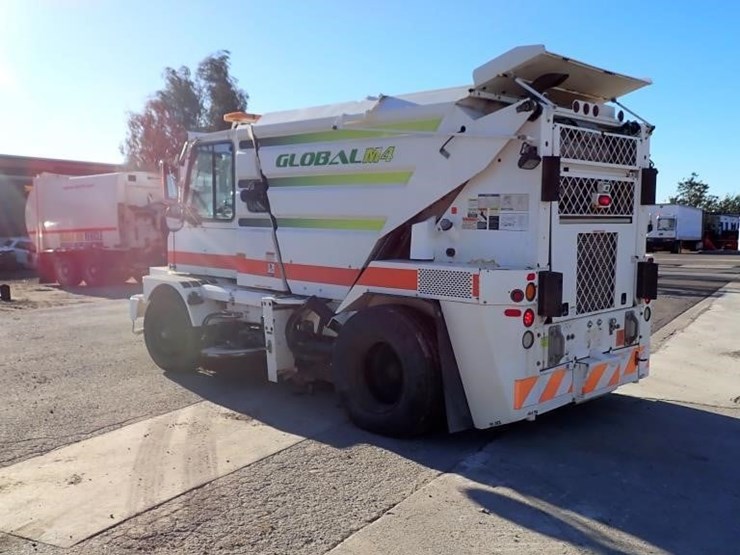 2014-global-m4-street-sweeper-truck-image-4