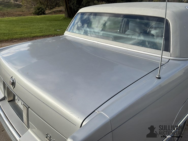 1990-cadillac-fleetwood-4-door-car-image-20