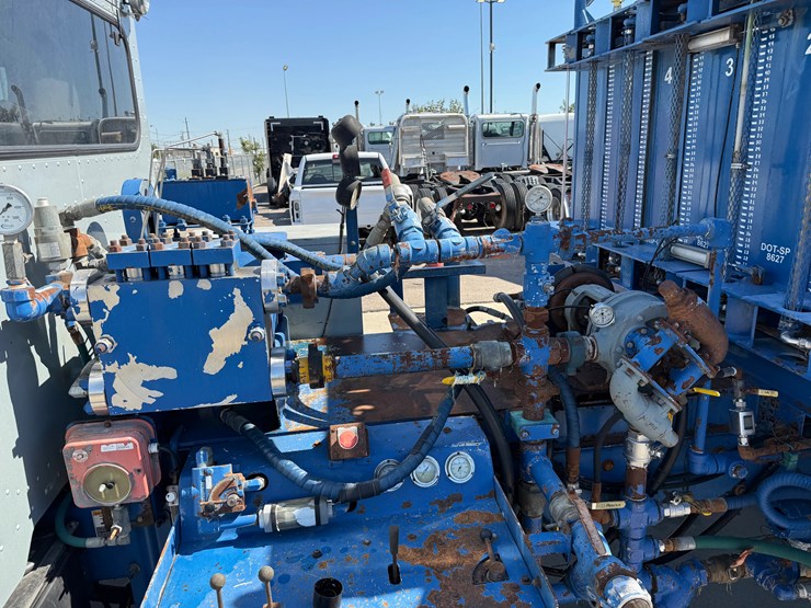 2015-peterbilt-348-image-23