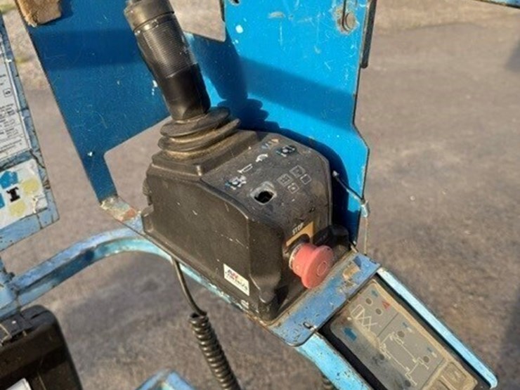 2011-genie-gs-3232-scissor-lift-image-3