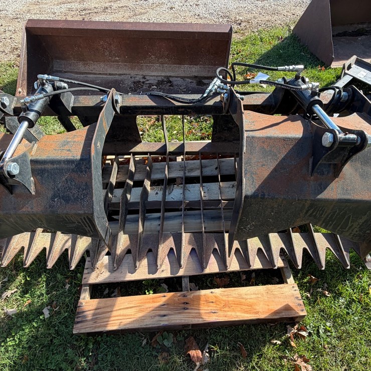 #8362 • Skid Steer Grapple Bucket