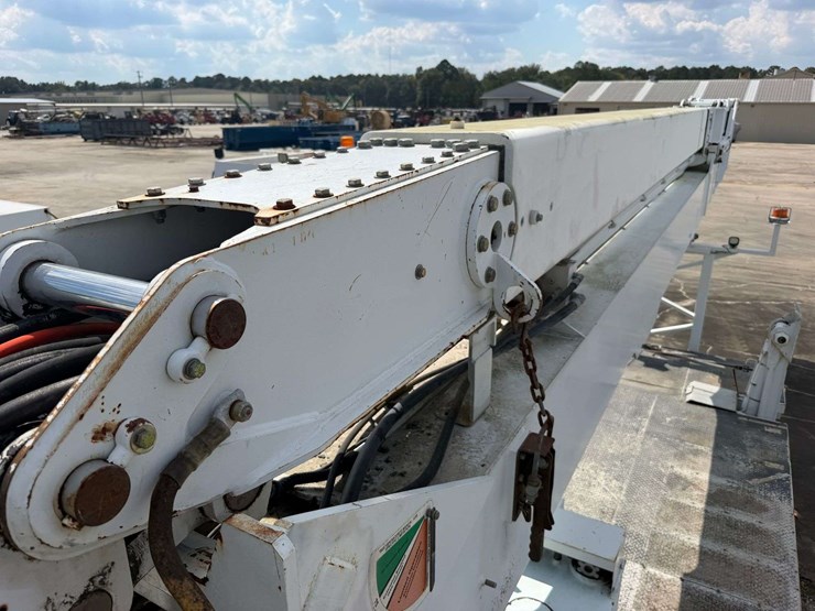 2005-altec-ah125-125’-telescoping-bucket-w/truck-body-image-31