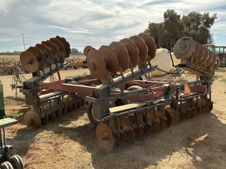 case-ih-770-23'-fold-up-wheel-disc-image-4