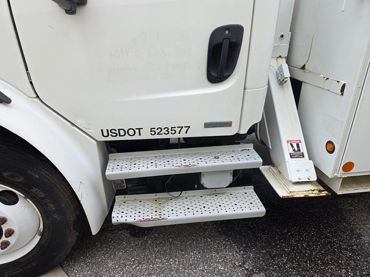 #1-•-2004-freightliner-bucket-truck-/-vin:-1vachdc04hn09591-/-35,152-miles-image-9