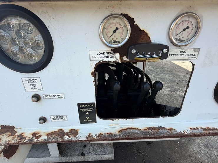 2005-altec-ah125-125’-telescoping-bucket-w/truck-body-image-13