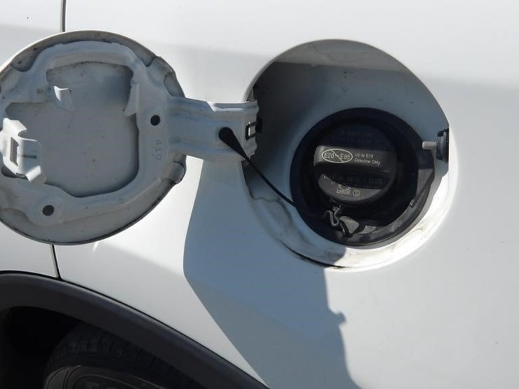 2016-toyota-rav4-xle-image-6
