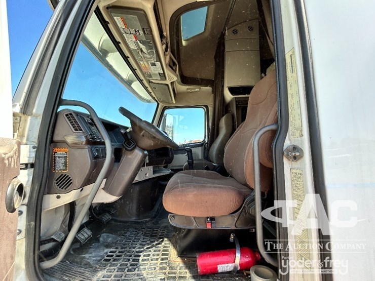 2014-volvo-vnl-image-11