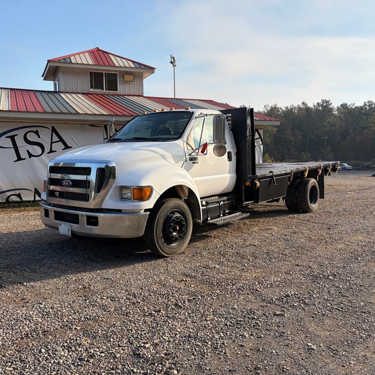 #4552 • Ford F-650 Flatbed Truck