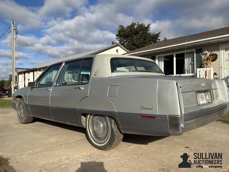 1990-cadillac-fleetwood-4-door-car-image-17