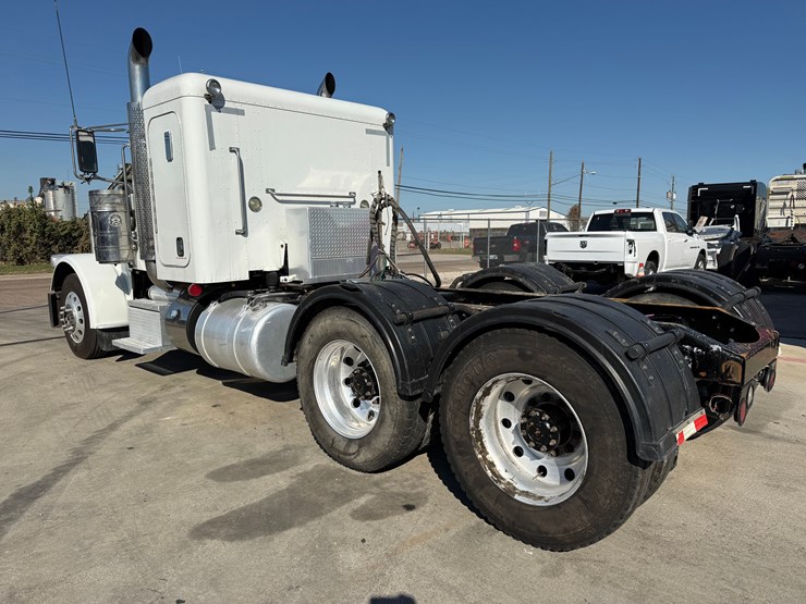 2016-peterbilt-389-image-13