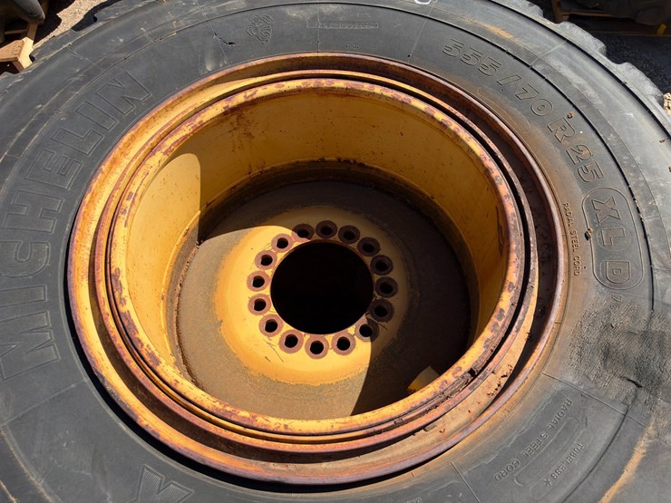 #41606-•-(2)-michelin-heavy-duty-equipment-tires-image-3