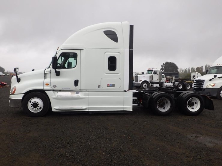 2018-freightliner-cascadia-3-axle-sleeper-truck-image-2