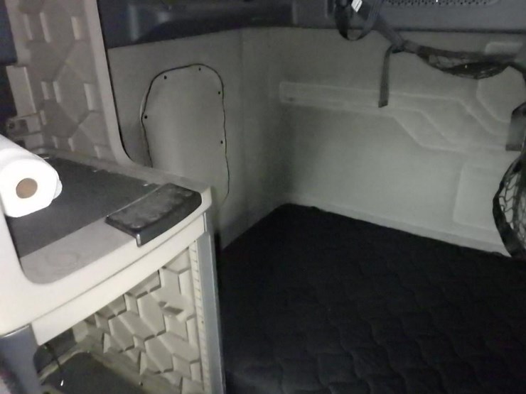 2018-freightliner-cascadia-3-axle-sleeper-truck-image-32