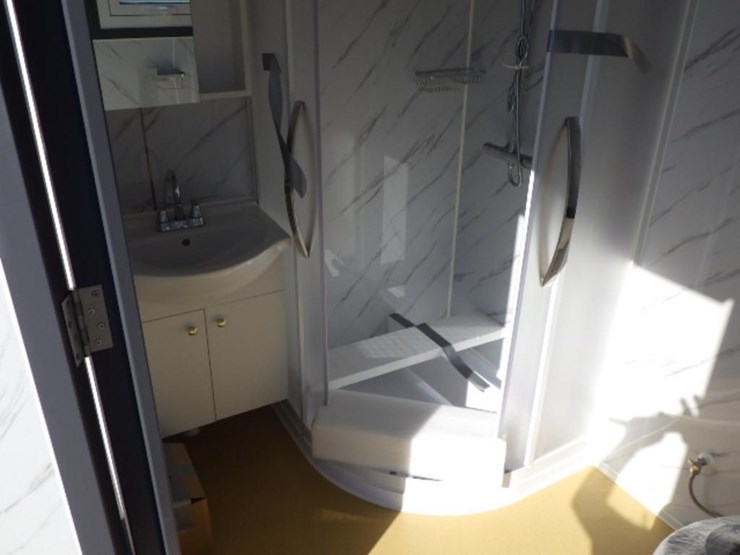 portable-toilet-w/-shower-image-8