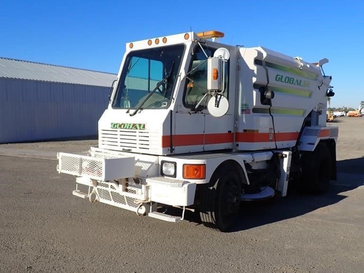 2014-global-m4-street-sweeper-truck-image-1