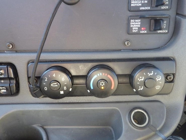 2017-freightliner-cascadia-3-axle-truck-tractor-image-28
