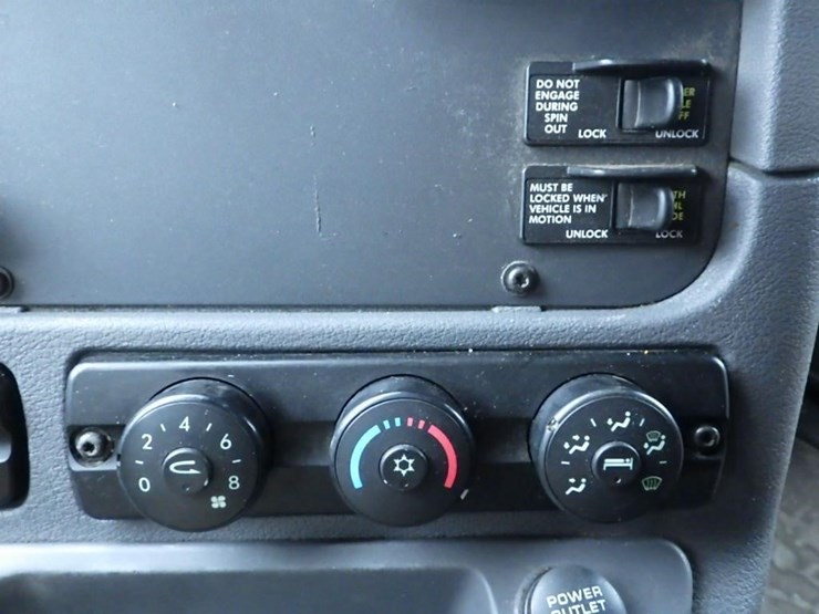 2018-freightliner-cascadia-3-axle-sleeper-truck-image-39