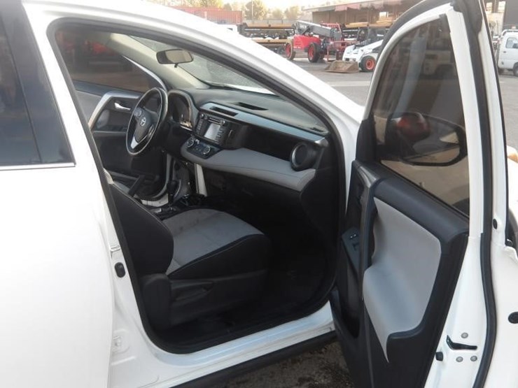 2016-toyota-rav4-xle-image-11