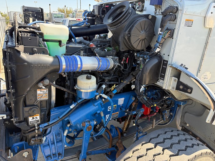2015-peterbilt-348-image-35