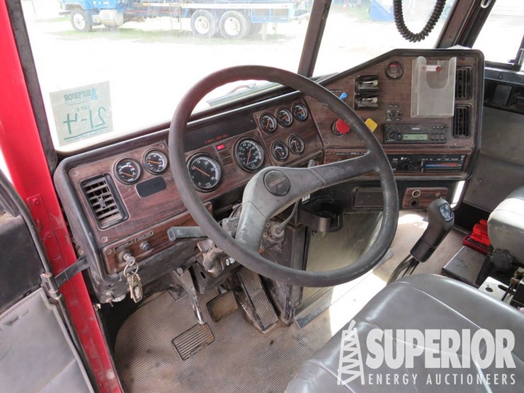 2000-freightliner-fld-long-conventional-t/a-winch-tractor-image-9