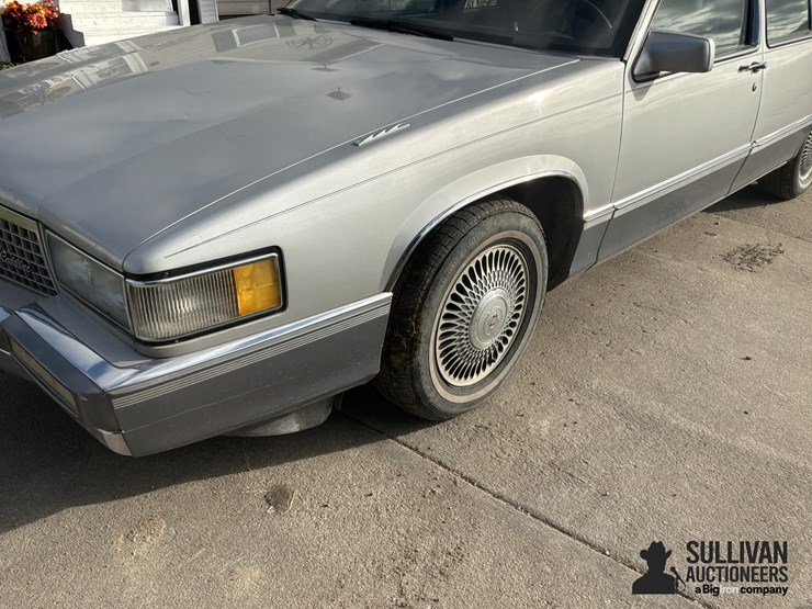 1990-cadillac-fleetwood-4-door-car-image-14