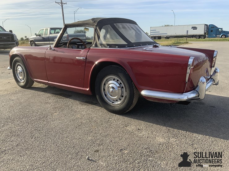 1964-triumph-tr4-2-door-convertible-image-7