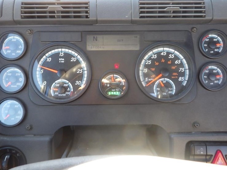 2017-freightliner-cascadia-3-axle-truck-tractor-image-38