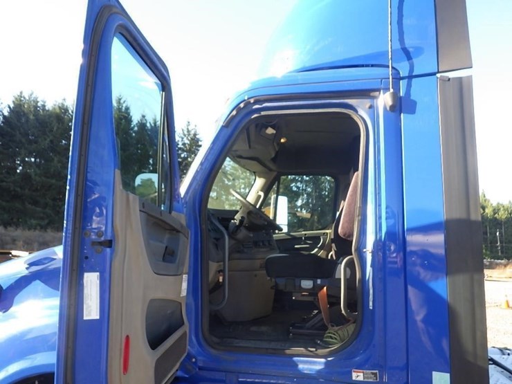 2017-freightliner-cascadia-3-axle-truck-tractor-image-25